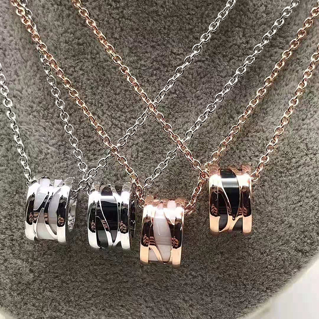 

Hollowed Ceramic Round Spring Pendant Necklace Stainless Steel Design Women Fashion Jewelry BVL for Lovers Party Gift Wholesale