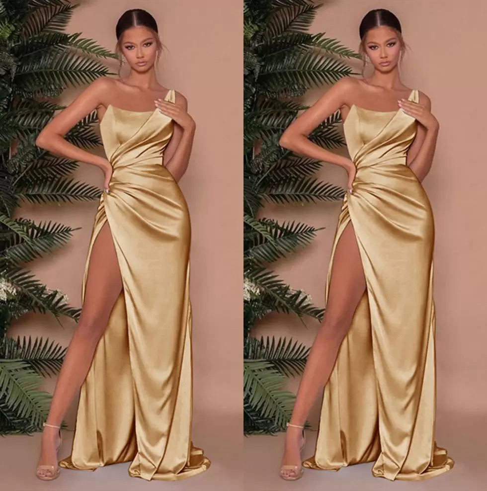 

New Gold One Shoulder Satin Long Bridesmaid Dresses 2023 Ruched High Split Sweep Train Wedding Guest Maid Of Honor Dresses