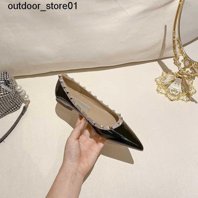 Designer Sandals Luxury Robes Chaussures Fashion Single Shoe Automne New Riveted Flat Fairy Style Point Femmes Slippers Valentinoe'''valentininoi