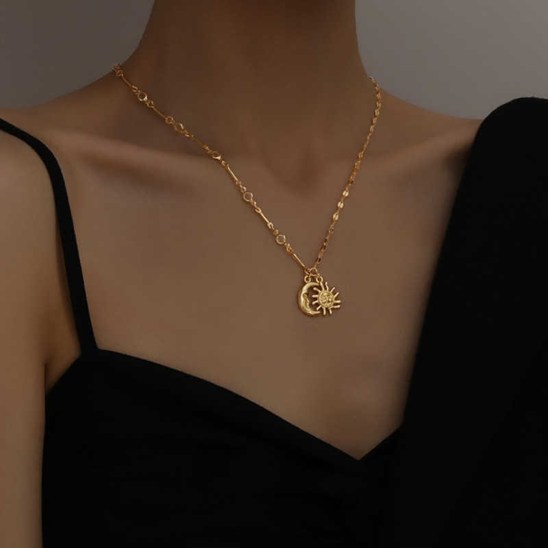 

Pendant Necklaces Retro fashion simple new moon god sun necklace female INS fashion net red cool wind small crowd collarbone chain L221011