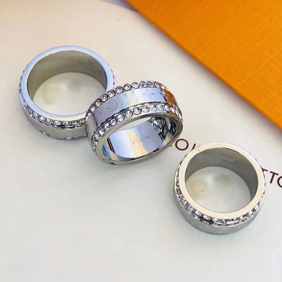 

Brand Designer Men Rings With Side Stones for Women Lover Couples Shining Crystal Ring Jewelry Ring