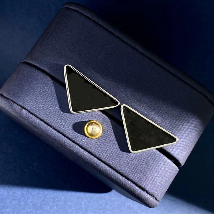 Bijoux de luxe goujons en acier inoxydable Hip Hop boucles d'oreilles designer pour femmes lettre triangle inversé goujon épais Piercing cadeaux