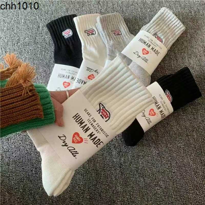 Chaussettes Amis Une lettre brodée d'amour chaussettes quatre saisons ins chaussettes à la mode amoureux tube de sport hommes et bas décontractés