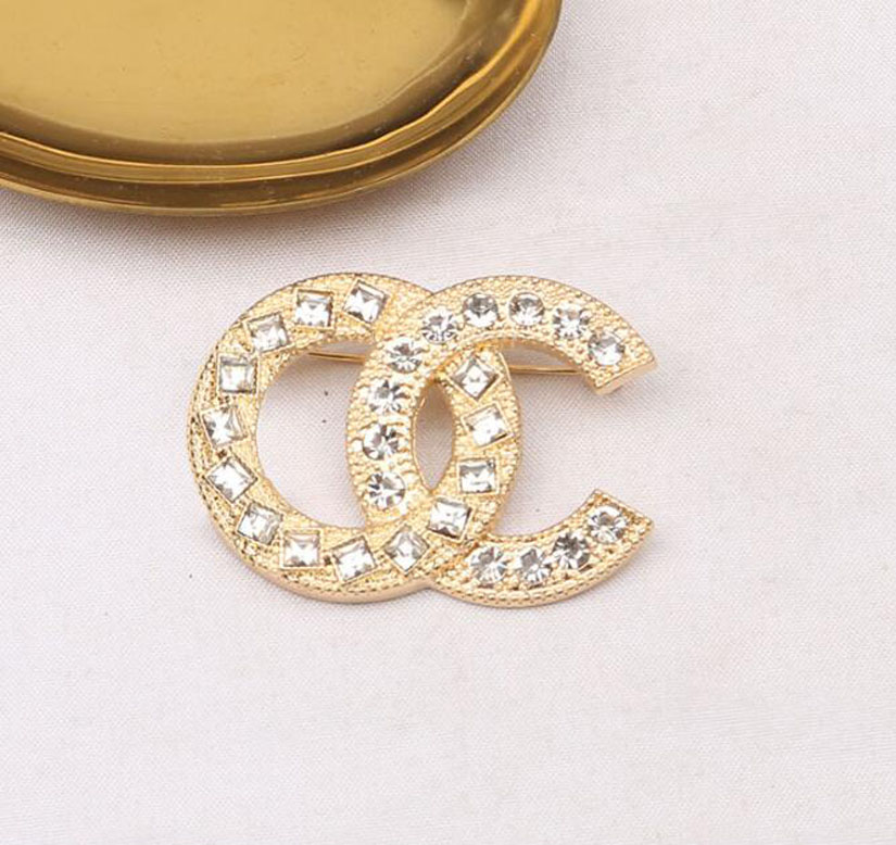 

23ss 2color Luxury Brands Designers C Letters Brooches 18K Gold Plated Brooch Crystal Suit Pin Small Sweet Wind Jewelry Accessories Marry Wedding Party Gift