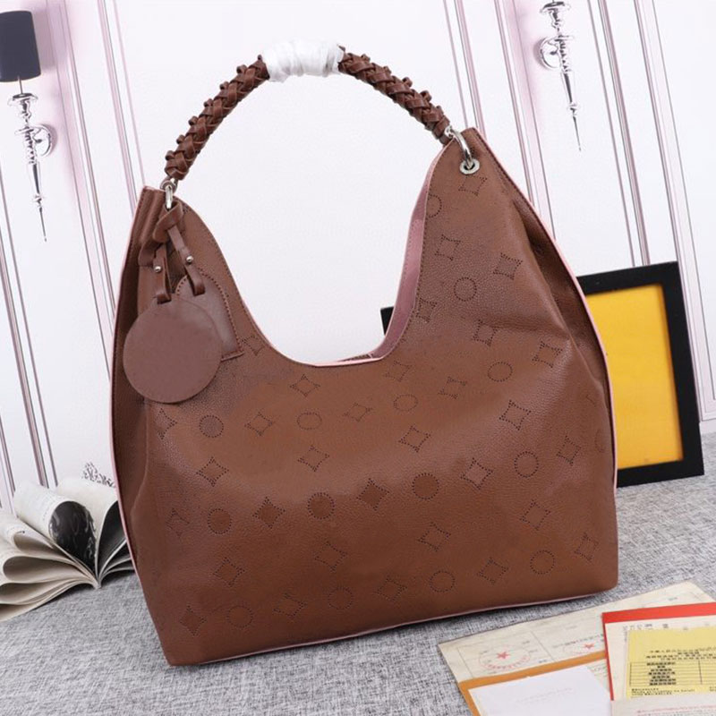 

Hollow Out Hobos Bag Designer Handbags Purse Women Perforated Real Leather Shoudler Bags Fashion Letters Armpit Pouch Crochet Handle Interior Zipper Pocket Totes, Red