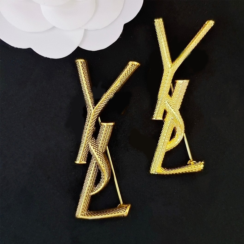 

Special Design Letter Brooch with Stamp Women Men Letters Brooches Suit Lapel Pin Fashion Jewelry