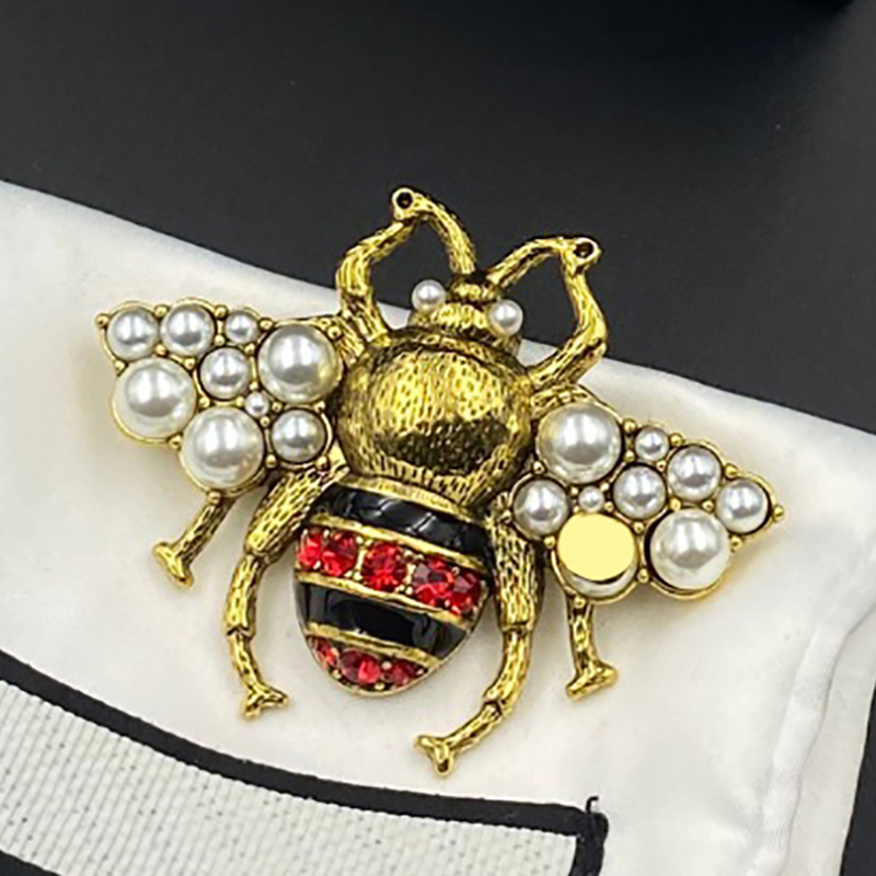 

Designer Men Womens Brooches Fashion Bee Pins Brand Gold Letter Brooch Pin Suit Dress Pins For Lady Specifications Luxury Jewelry