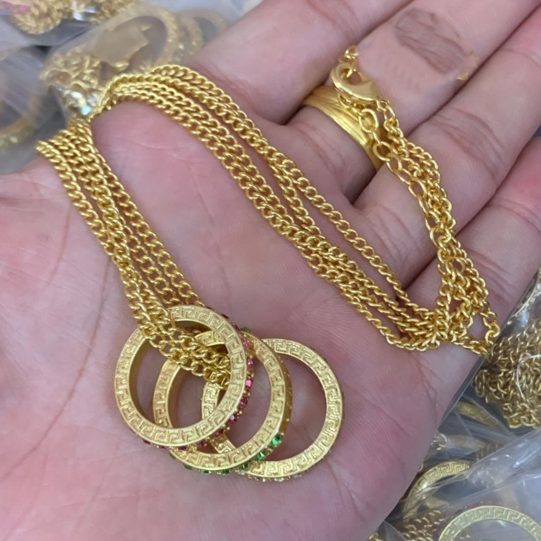 

New designed Choker Necklace Women Brass 18K Gold plared Rivet Pearl Necklaces Medusa Head Portrait Punk Style Designer Jewelry NV --001