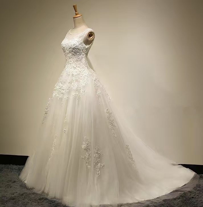 2023 Nouvelles perles de robe de mariée et perles Décoration Luxury Rangs de mariage élégants Super drapé et pastels Tiers Crystal Ruffle