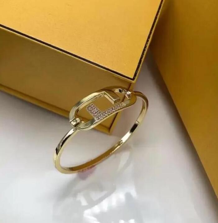 

Letter Bracelet Strand Women Gold Letter Bangle Hand Chains Birthday Party Valentine's Gift