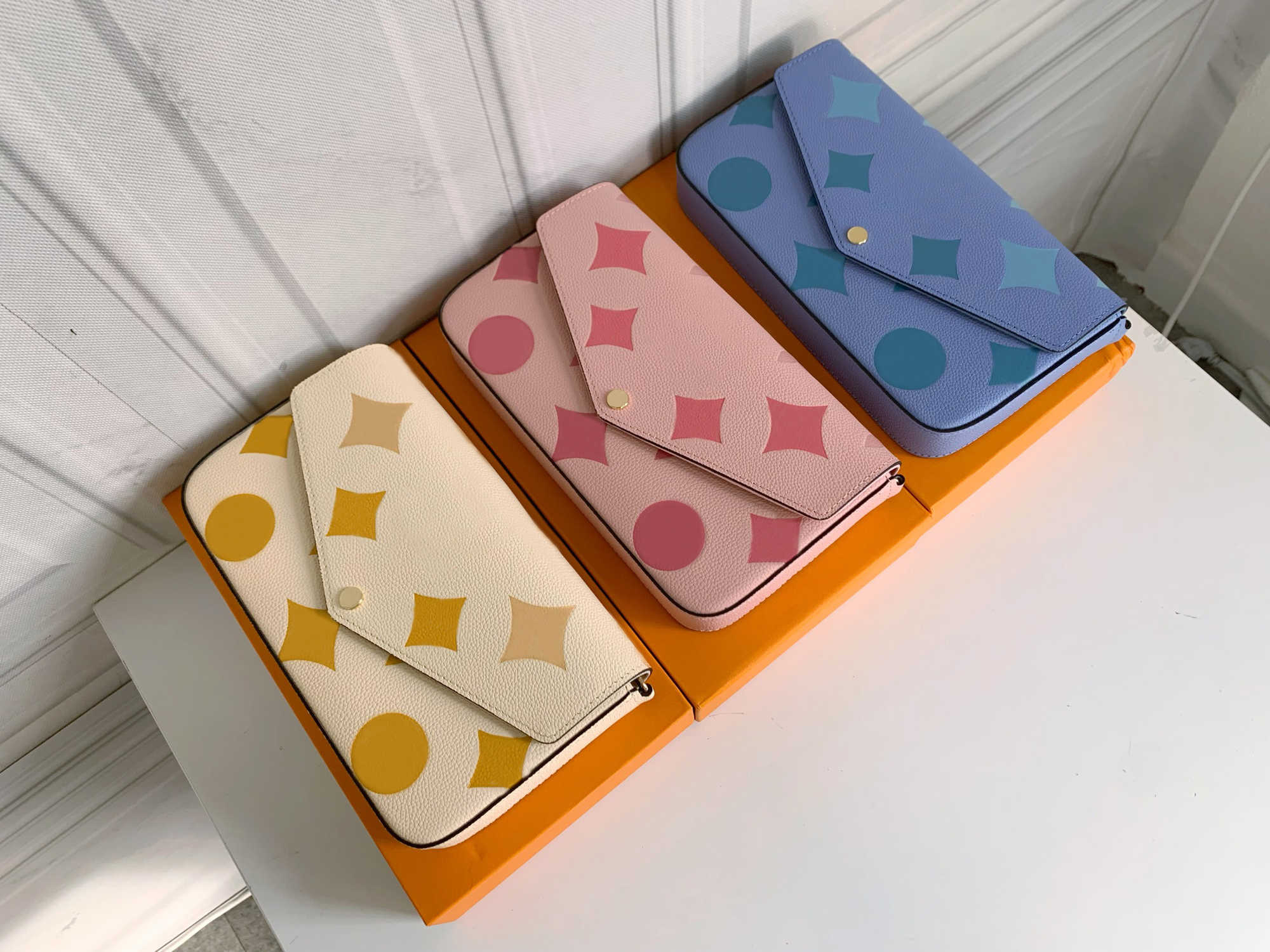 

hot Fashion Designers Women Handbags Shoulder Bags Luxurys Crossbody High Quality Classic Flowers Empreinte Purses Leather Messenger Chains