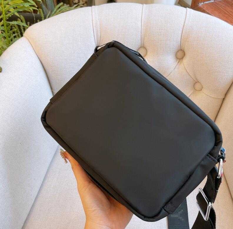 designer 2021 winter design chest men's and women's hand purse full color cute messenger unisex shoulder Size 23cm47Y9