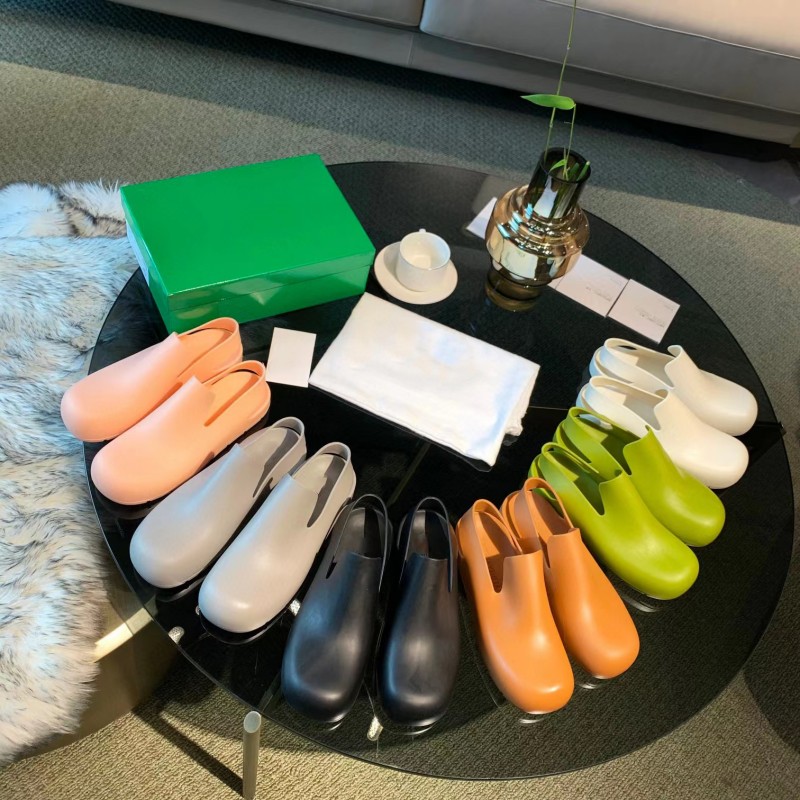 Sandales plates Clourful Jelly Rain Chaussures Nouveau Designer Femmes En Caoutchouc De Luxe Classique Top Doux Mocassins Mat Imperméable Pantouf