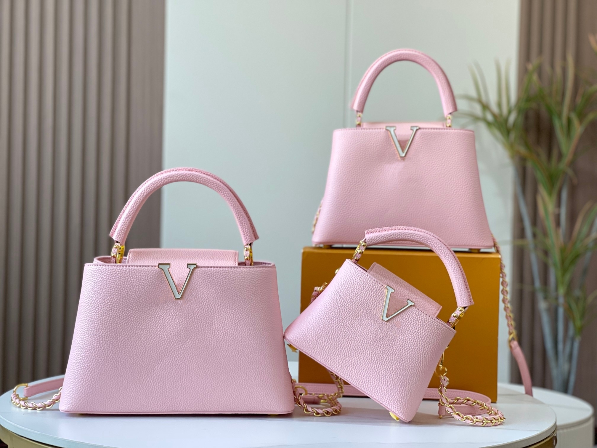 

TZ Ladies Star pearlescent shell button Capucines MM Handbag Taurillon leather Shoulder bag Single Handle detachable leather braid chain Crossbody bags 3 sizes, Pink 21cm