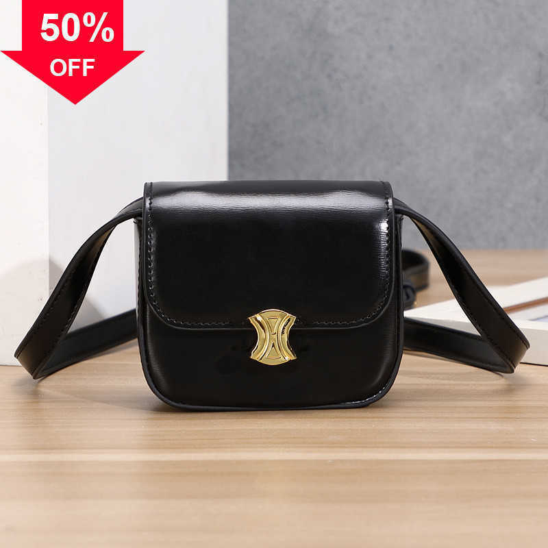 Sacs de créateurs 2022 Spring Nouveau petit sac carré arc en cuir de triomphe petit mignon mini mode one messager messager usine de vente directe