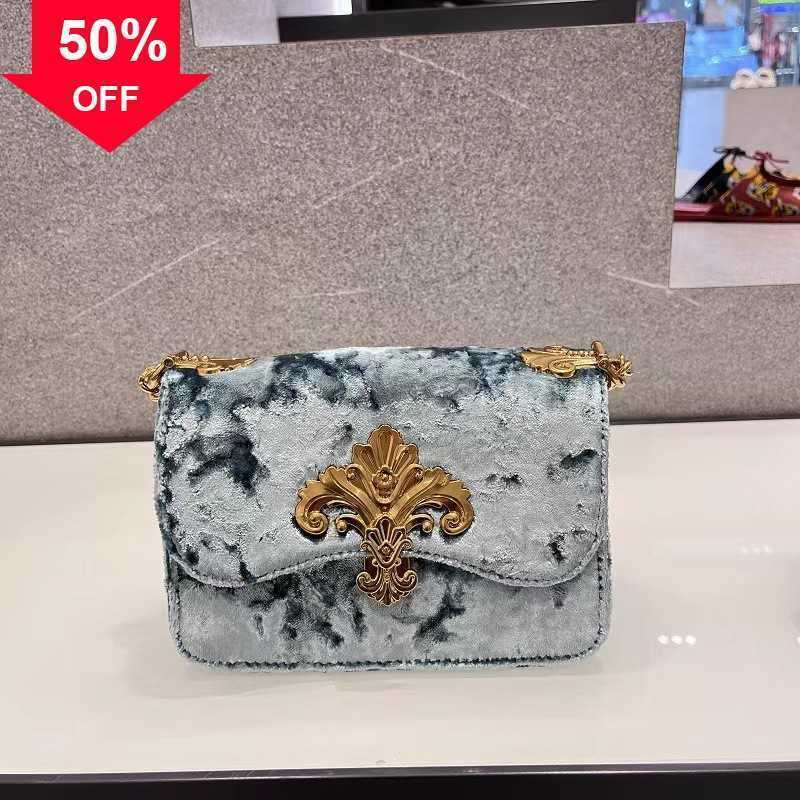 

Designer Bags 2022 New Women's Bag Small Square 80781686 Baroque Triumphal Arch Chain Fashion Velvet Armpit Factory Direct Sale luxury handbags Time limited, Black