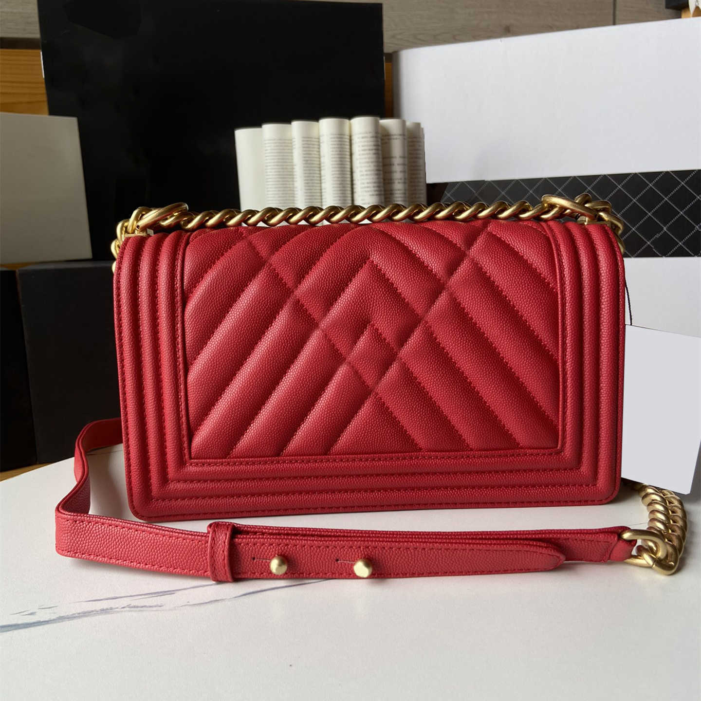 

Top Tier Quality Designer Boy Bags Classic Womens Quilted Flap Chevron Purses Luxury 25cm Small Handbag Real Leather Gold Chain Crossbody, Red caviar
