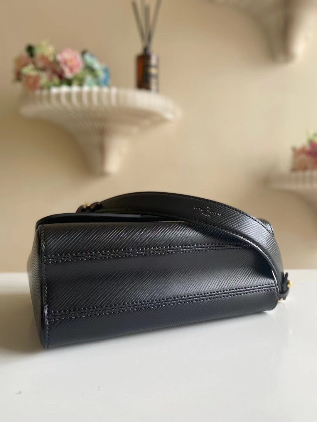 

High-end custom quality Ladies Bag Shoulder Bag Epi leather embellished with sculptural Twist lock Stylish Casual M50280 02322