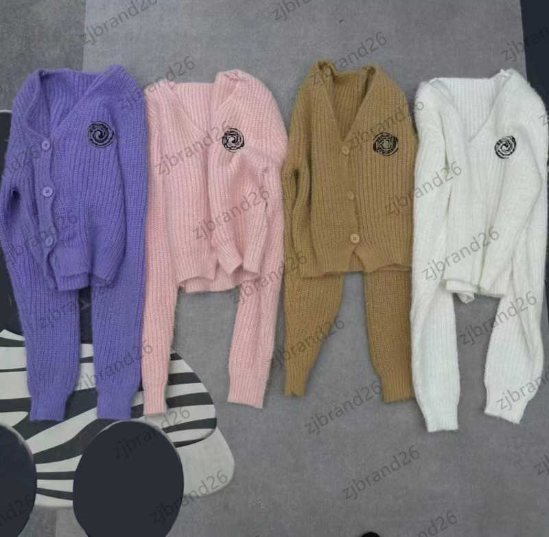 

Cardigans Sweater Woman Chest Logo Short Knit Cardigan Single button v neck front slit Designer Knitwear Fashion girl style Autumn Winter Women Clothes 1970, 1 purple