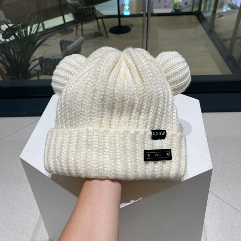 

Luxury Winter Knitted Hats Designers For Women 2 Colors Sweethearts Lovely Bear Ear Cap Fitted Hat Keep Warm Accessories Letter P22101907, Black