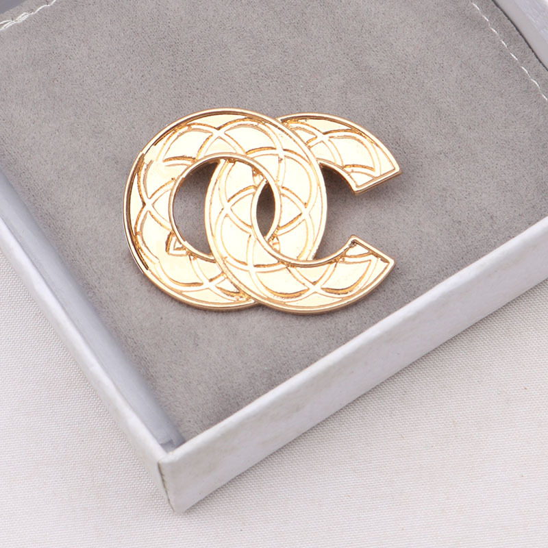 

Luxury Designer 18K Gold Plated Faux Leather Brooches Fashion Women Crystal Rhinestone Brand Letter Brooche Sweater Suit Brought Pin Clothing Jewelry Accessories