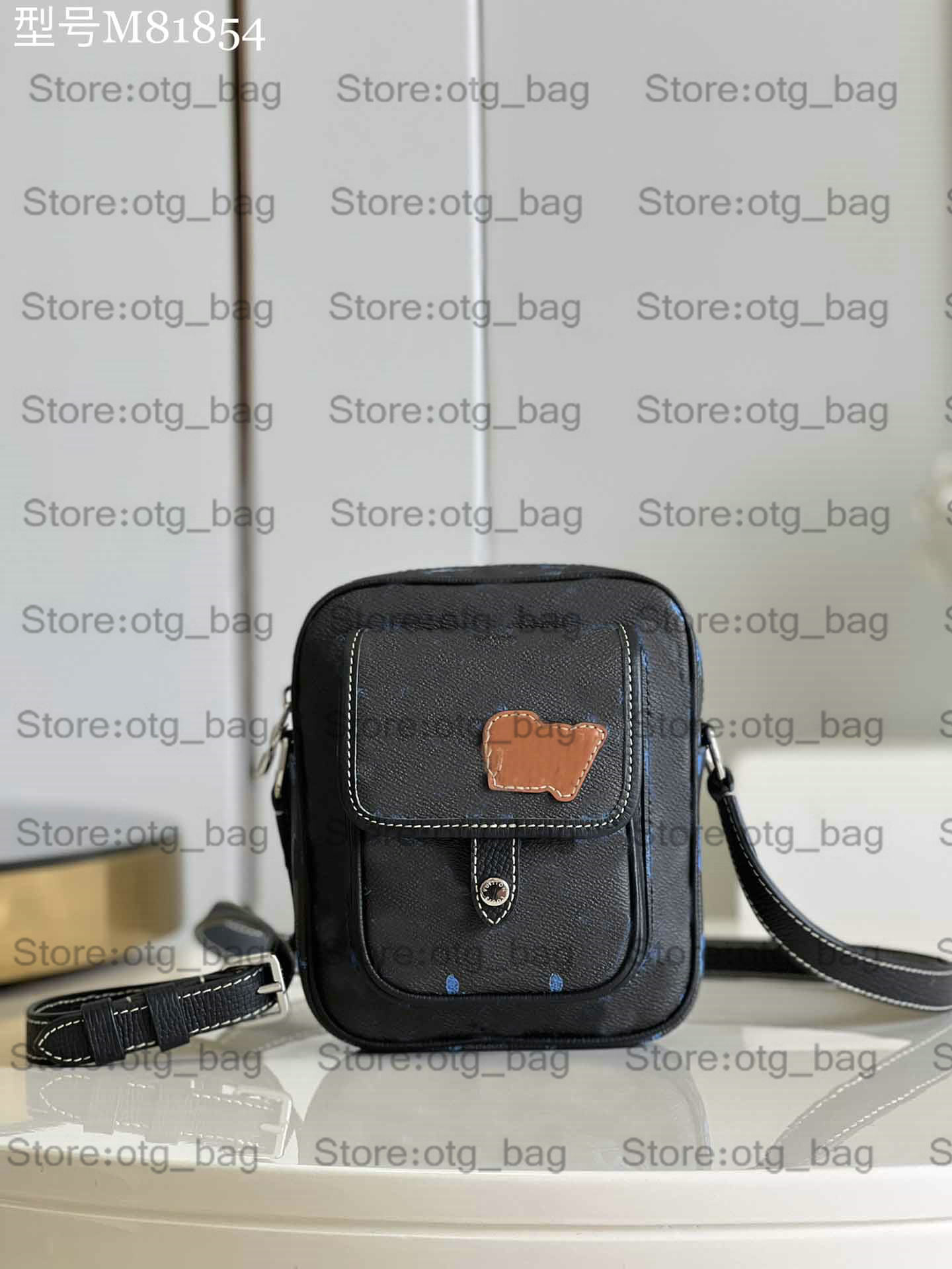 

Christopher Wearable Wallet Bag Mens 3D Color Blue Leather Men Luxurys Messenger Bags Mini Crossbody Bags Designer Shoulder Cross Body M69404 M81854 M80793, Customize
