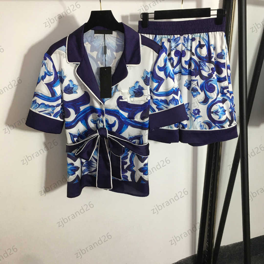 

Luxury Womens Two Piece Pants Designer Lapel Bow Tie Slim Short Sleeved Shirt Blue And White Porcelain Print High Waisted Shorts Women Clothing