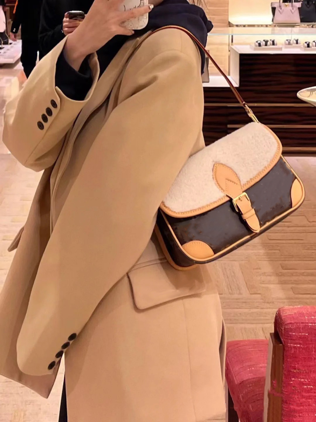 Matériau en laine douce Sac à main à bandoulière Ski Series French Stick Wrap Plush Teddy Lock Automne et hiver sac baguette en peluche rétro vie