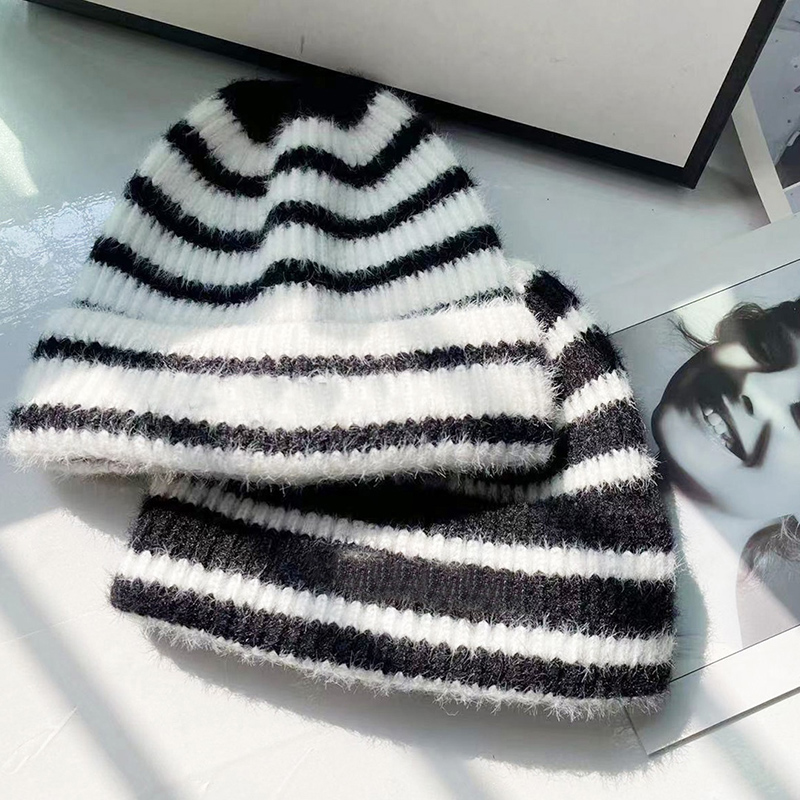 

Luxury Knitted Hats Designers For Women 2 Colors Black And White Stripes Cap Luxurys Fitted Outdoor Keep Warm Accessory Hat C 22102007
