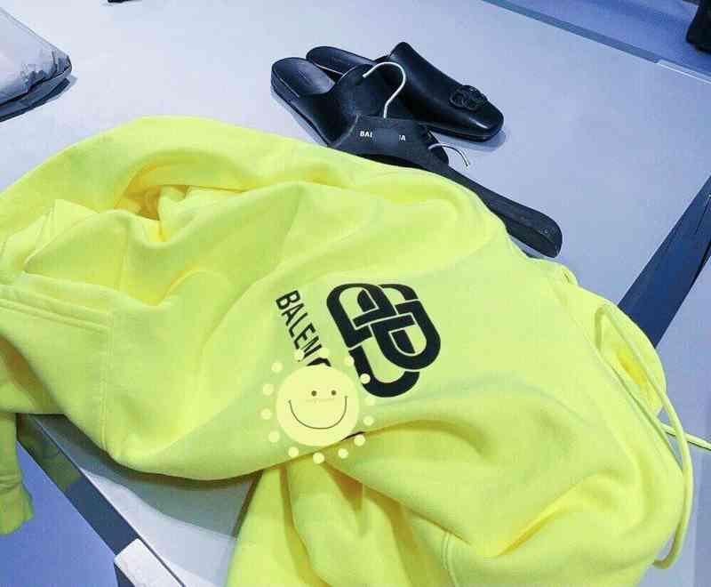 

JDJ0 South Korean fashion brand Paris star Yang Ying took photos of the same fluorescent yellow green loose leisure medium length sweater on, Viz yellow
