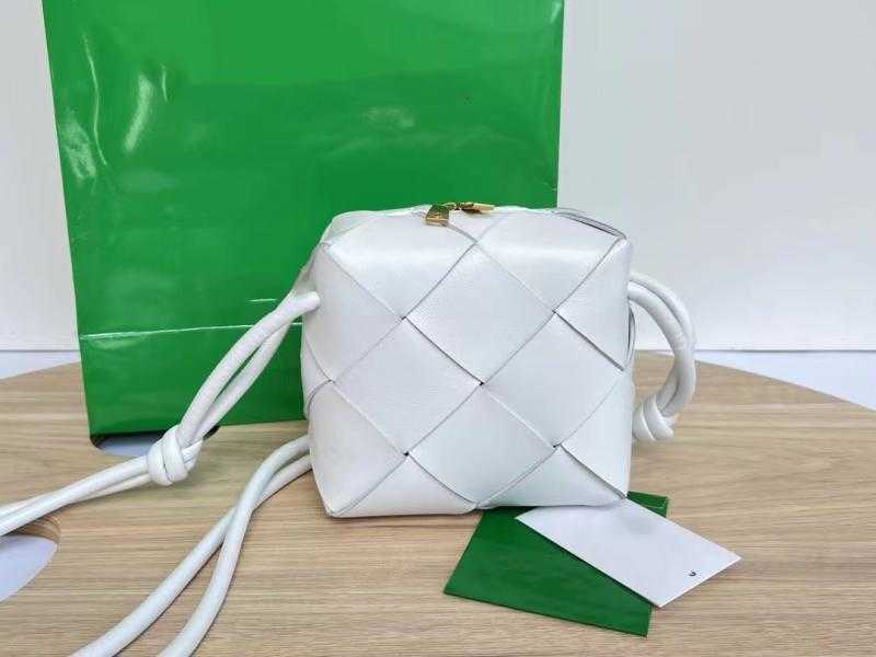 

Classic fashion woven Bottess bags Venetas cross-country camera Fashion new style Yang Mi in autumn and winter of 2022 Woven sheepskin One shoulder have logo, White