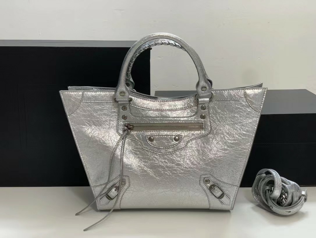 

Designer Neo Classic Tote Bags Small Handbags Distressed Silver Hardware Rivet One Shoulder Bags Grain Texture Calf Leather Totes Trapezoidal Shape Fashion Purse, White