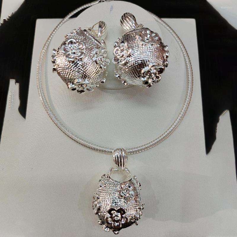 

Necklace Earrings Set Dubai Gold Plated Fashion Flower Pattern Drop And Pendant Women High Quality Copper Wedding Party Gifts, Picture shown