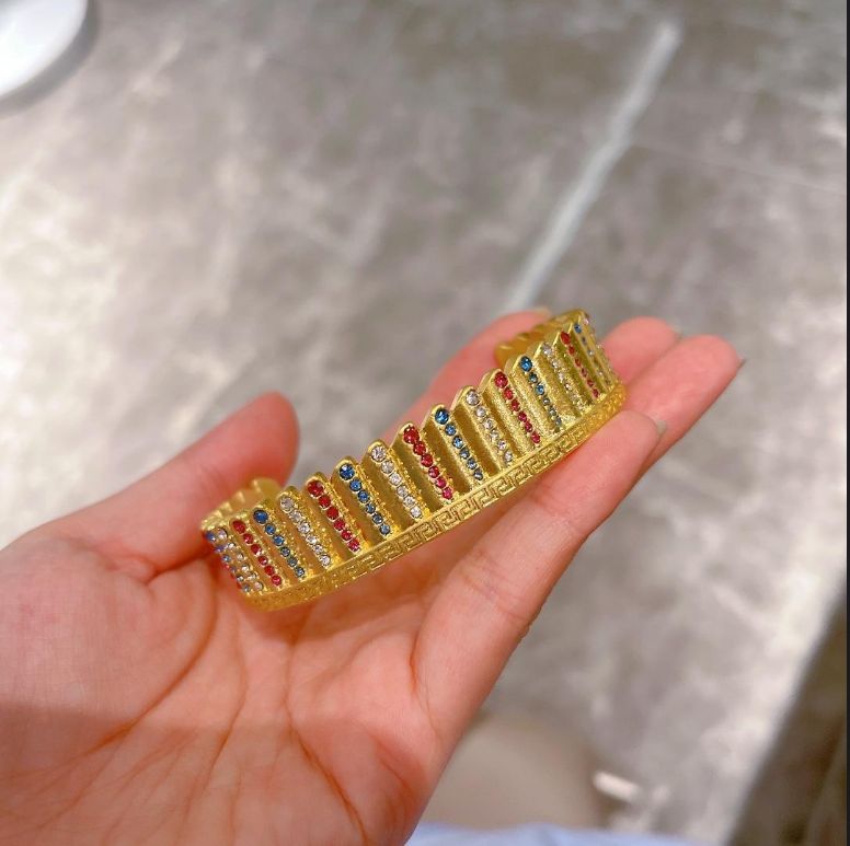 

Luxurious New Designed Black Resin Epoxy Open Bangle Banshee Medusa Head Portrait 18K Gold Plated Women Ladies Medusas Bracelets Designer Jewelry Party Gifts kk-24