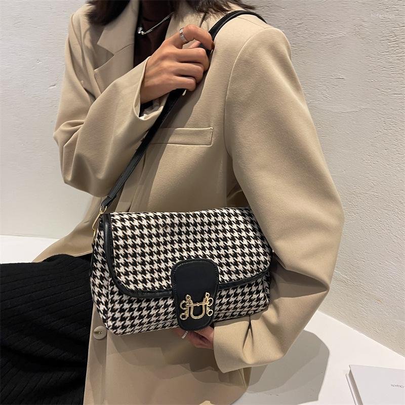 

Evening Bags Women Warm Woolen Cloth Plaid Shoulder Tote Bag 2022 Female Winter Retro Underarm Casual Ladies Messenger Soft Handbag, Black