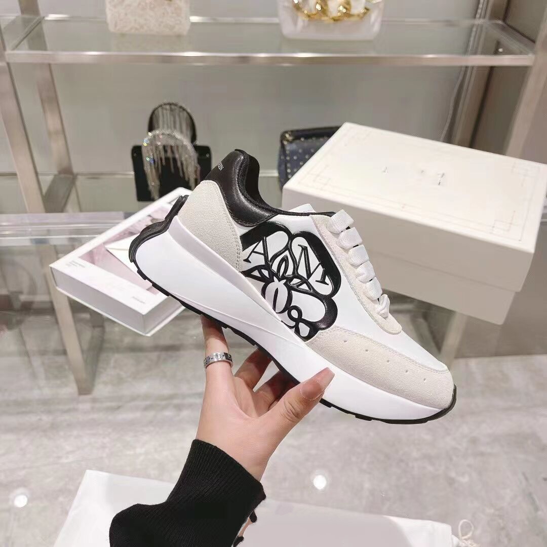 

Designer Luxury Shoes MC Sprint Runner sneakers Men Women Casual Leather Outdoor Shoe Anagram embossing Low Top White Black Pink queen Trainers kkghf000001