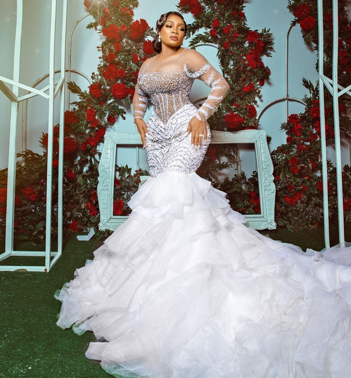 Robe de mariée de luxe perlée paillettes robes de mariée sur mesure pure cou bijou manches longues volants à plusieurs niveaux arabe Dubaï plus l