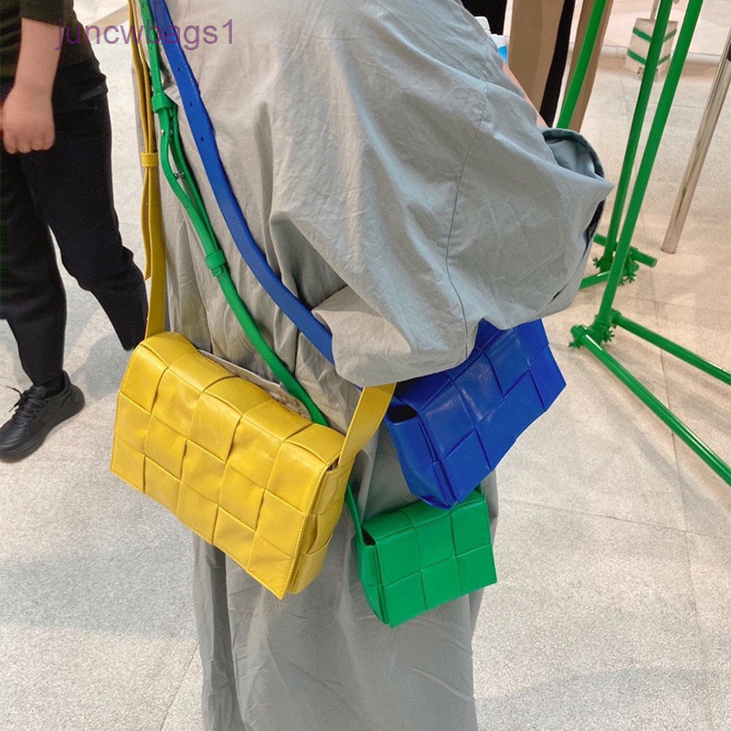 

Original Luxury Bottegas Bags Venetas Cassette 2021 early autumn new oil wax leather woven bag small square one shoulder diagonal cross pillow tofu women's HSUN, White mini oil wax woven bag