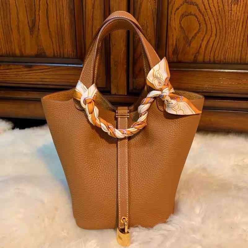 

Original Designer Herms Bags 2022 new dishes basket bucket bag togo calf leather lychee pattern hand mother bride wedding, Elephant grey small gold button togo