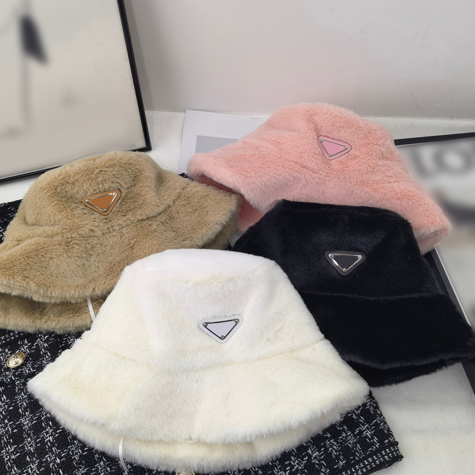 

Luxurys Designer Bucket Hat men's and women's fashion cap outdoor travel Winter warm hats beanies style good nice, White