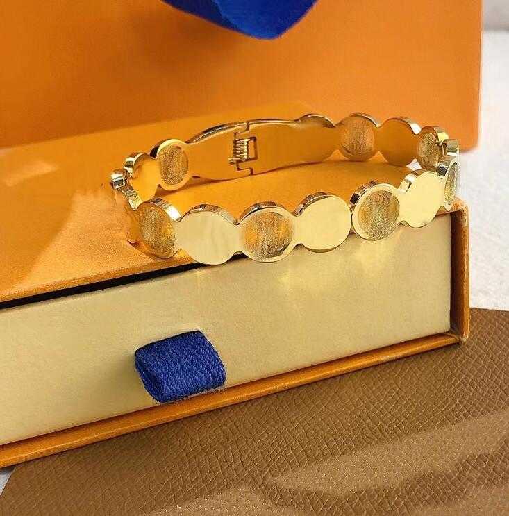 

Designers Luxury Women Bangle Temperament High Quality Letter Pierced Classic Flowers Fashion Simplicity Men Womens Memorial Day Gift