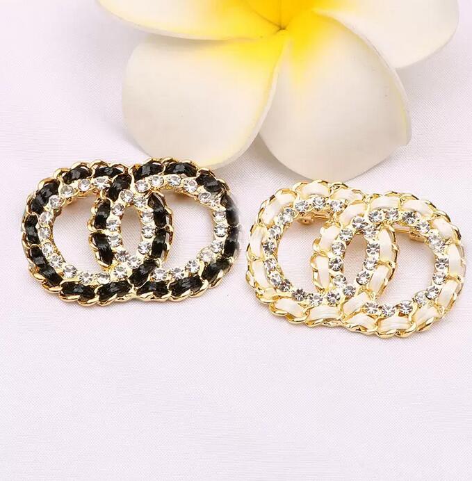 

Brand Designer Letters Brooch Fashion Famous Women Double Inlay Pearl Luxury Couples Black White Leather Crystal Rhinestone Suit Pin Jewelry Accessories