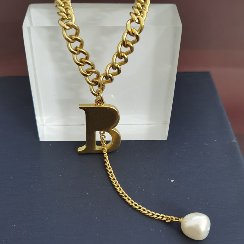 

New Street Fahion Women Pendant Necklace Designer Jewelry Womens Necklaces Designers Letter With Chain Pearl Accessories Nice D2210263F