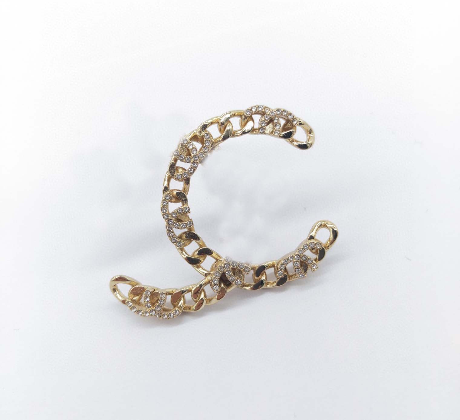 

2022 Luxury quality charm brooch with hollow design in 18k gold plated simple design have box stamp PS3443A