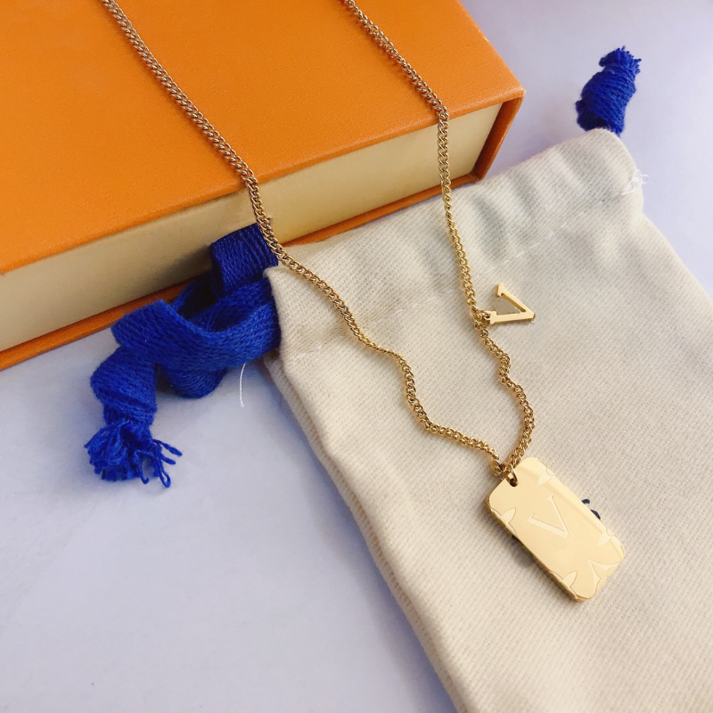 

Charm Selected Square Brand Pendant Necklaces Fashion Designer Jewelry Female Style Campus Couple Romantic Mature Women Perfect Gift Luxury and Delicate