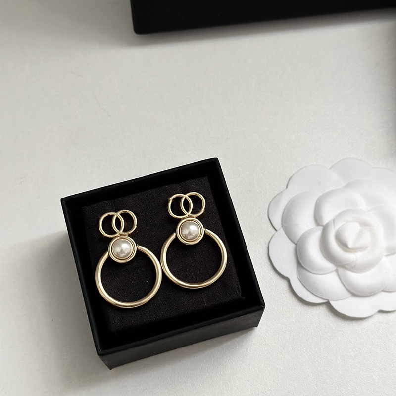 

Luxurys Women Designers Pearl Stud Jewelry Earring Circle Ear Stud Womens Designer Hoop Studs Hoops Earrings Letters C 22102608