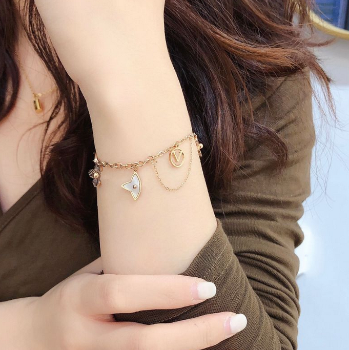 

Classic Design Bangle Bracelet Fashion Link Chains Woman Flower Element with Chain Tail Adjustable Size Bracelets Fashion Versatile Foundation