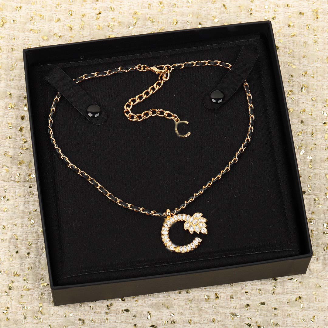 

2022 Luxury quality Charm pendant necklace with diamond and leaf shape in 18k gold plated Black genuine leather have box stamp PS3456A