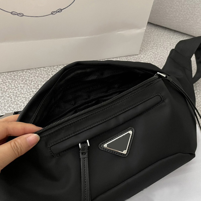 

Triangle Designer Waist Bags Black Fanny Packs Men Bug Bag Womens Chest Bags High Quality Luxury Designer Bag