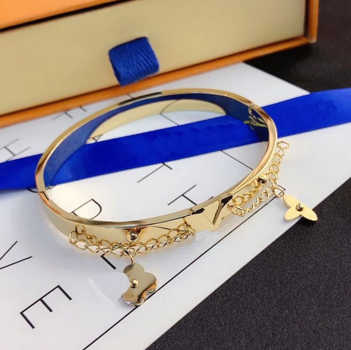 

Designer Bangle Luxury Charm Bracelets Women Pendant Letter Jewelry 18K Gold Plated Stainless Steel Wristband Cuff Fashion Accessories Letter